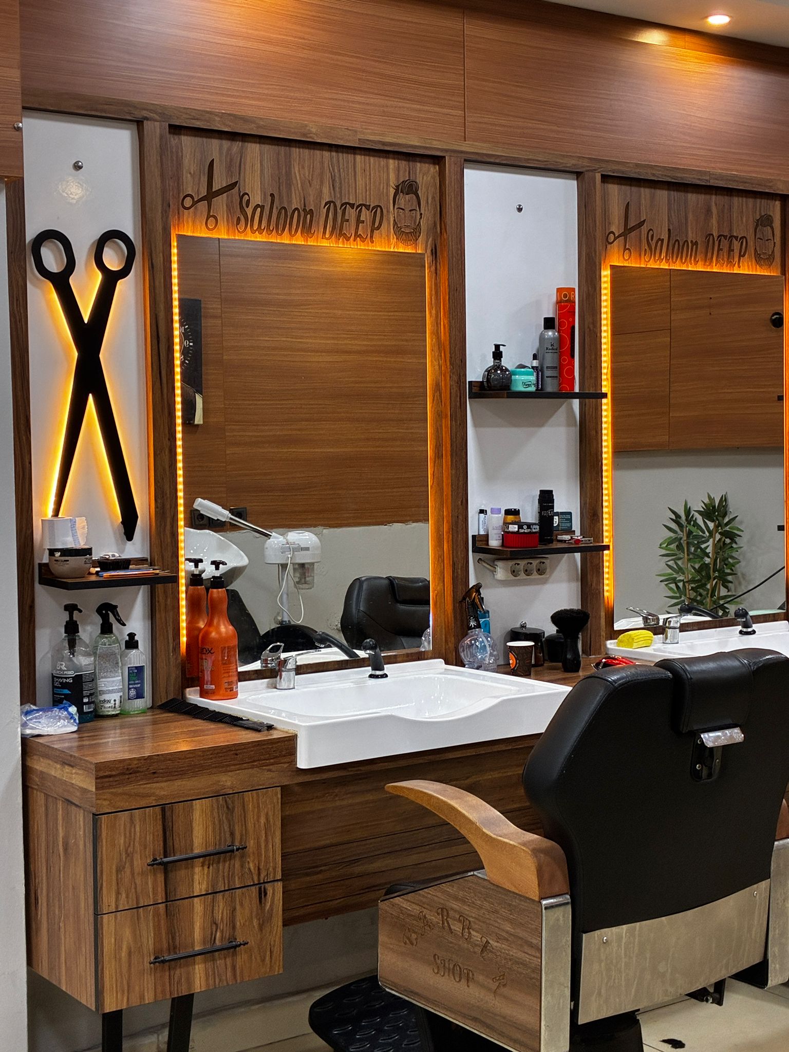 Saloon Deep iç mekan